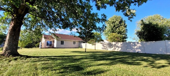 Building Photo - 5733 Sandpiper Dr