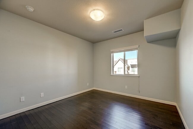 Building Photo - $1,800 - Updated One Bedroom Unit with Bon...
