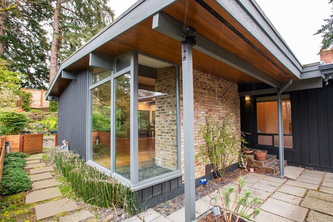 Building Photo - Magnolia 4 bedroom, 3 bathroom