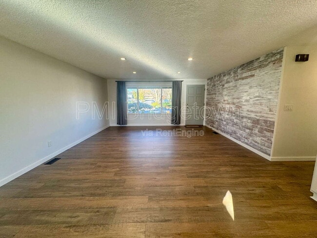 Building Photo - 670 NE 22nd St