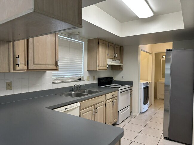 Building Photo - 4416 Englewood Rd