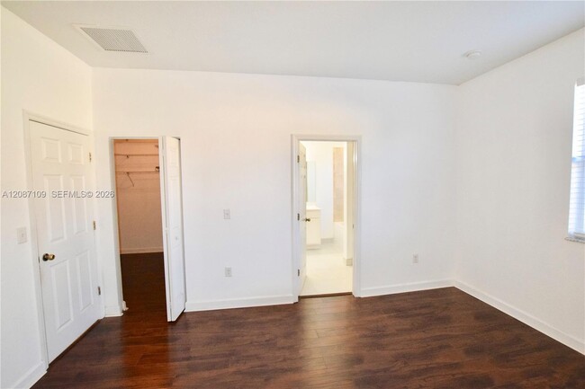Building Photo - 20733 NE 10th Ct