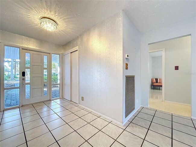 Building Photo - 1601 Riverhills Dr