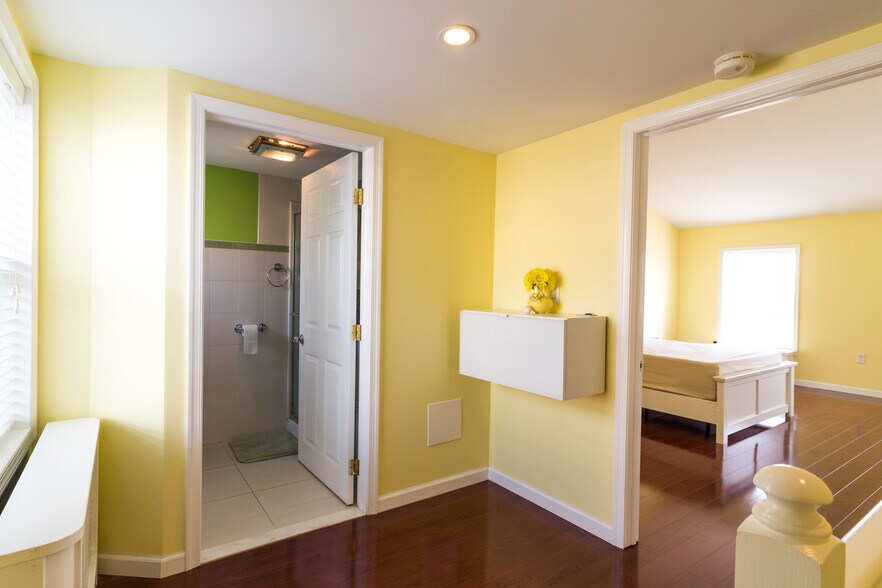 full bath on 3rd fl - 633 Washington Ave