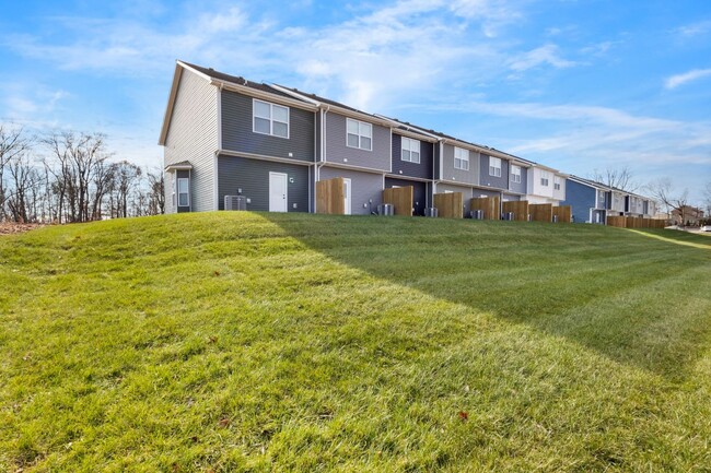 Building Photo - Beautiful townhome in Clarksville!