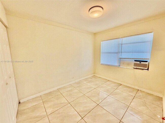 Building Photo - 2571 NW 13th Ct