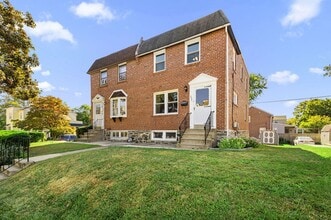 Building Photo - FIRST MONTH FREE* Twin home with new carpe...