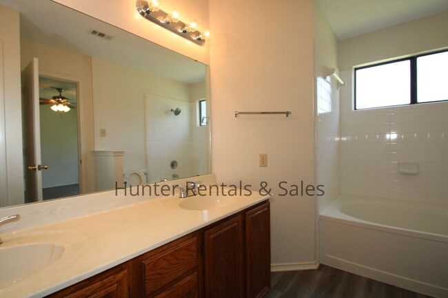 Building Photo - Two-Story Living!