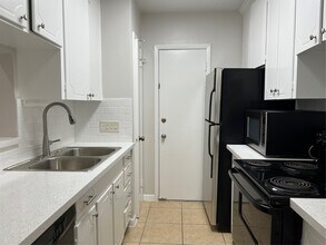 Building Photo - 2824 Briarhurst Dr