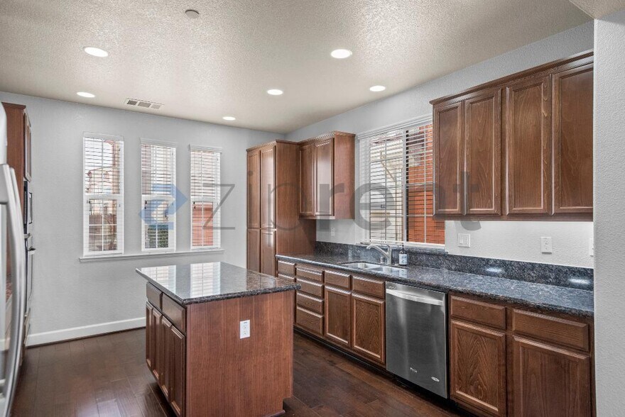 Building Photo - 328 Selby Lane