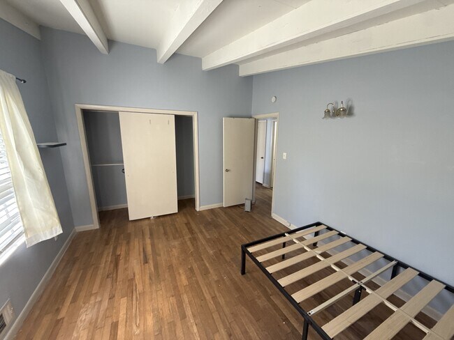 Building Photo - 1009 Hampton St NW