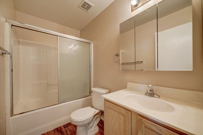 Building Photo - AVAILABLE NOW!!!!!