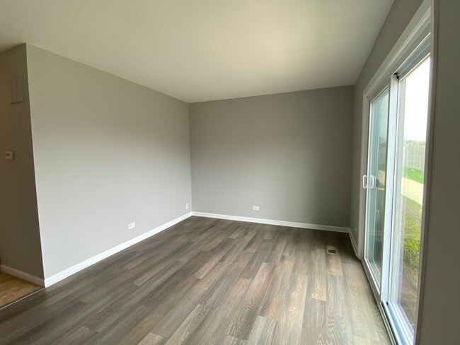 Building Photo - 623 Robin Ct