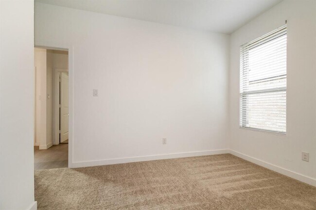 Building Photo - 1912 Ponderosa Pne Ln