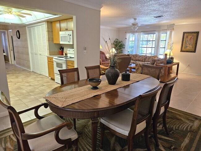 Building Photo - Seasonal Short-Term Single-Family Heated Pool Home located in Venice Gardens!