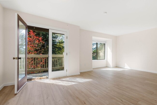 Building Photo - Newly updated 2 Bedroom 2 Bathroom Condo Near Downtown Kirkland- 1 free month!