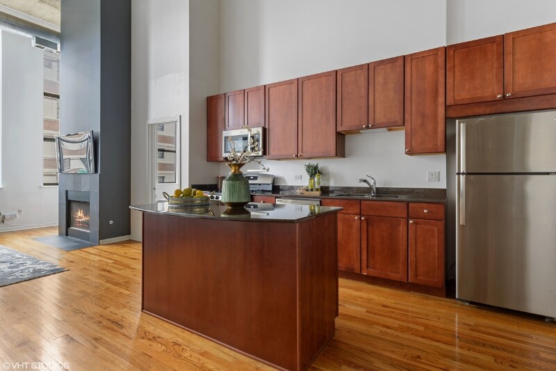 Building Photo - 758 N Larrabee St