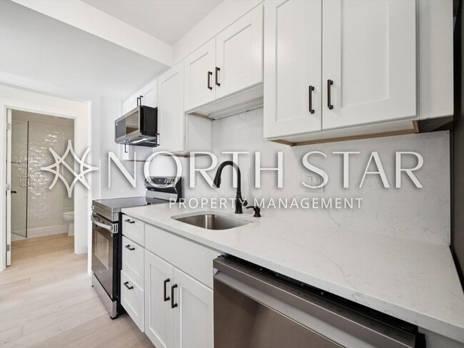 Building Photo - Remodeled Condo in the Heart of Old Town Lake Oswego