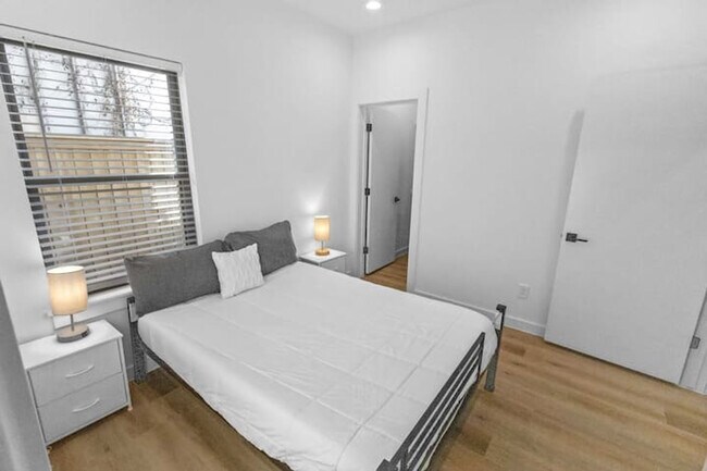 Building Photo - 6740 Peerless St