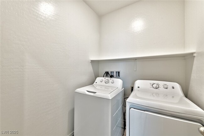 Building Photo - 988 Edel Hest Ave