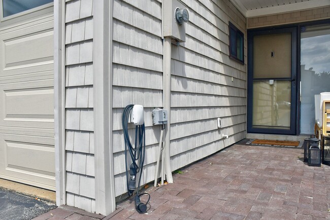 Building Photo - Beautiful Bayfront Townhouse !