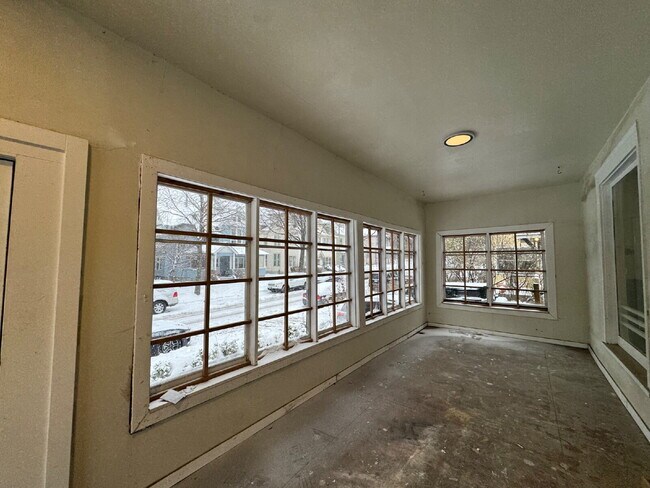 Building Photo - "Charming 2-Bed, 2-Bath Gem with Hardwood Floors in Vibrant Minneapolis!"