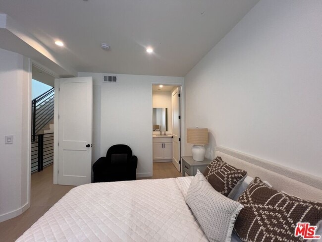 Building Photo - 8928 Sawyer St