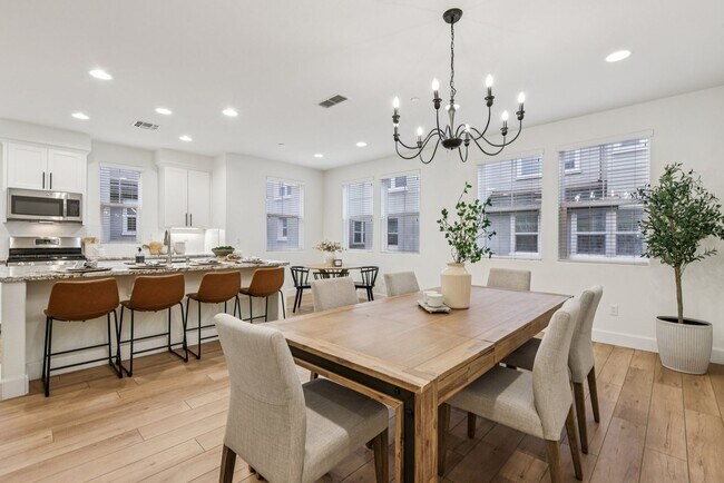 Building Photo - Beautiful Corner-Unit Townhome Near Downtown – 4 Bed | 3 baths