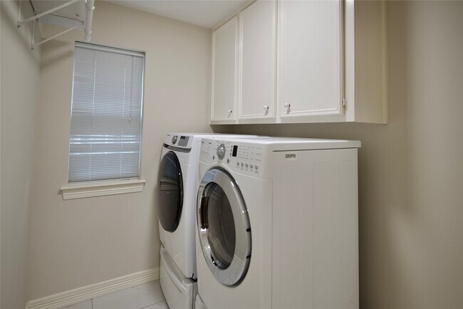 Building Photo - 1839 Lakewinds Dr