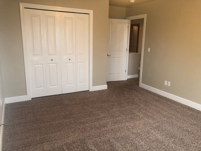 Building Photo - Newer 3 bedrooms 2.5 bathroom townhouse! MOVE IN SPECIAL!