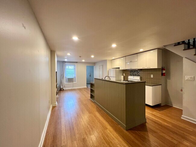 Building Photo - 148 Webster Ave