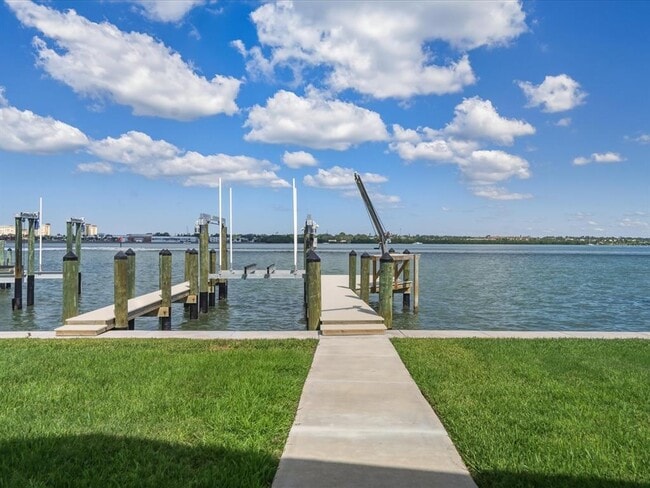 Building Photo - 828 Bay Point Dr