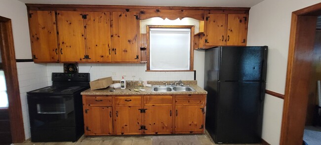 Building Photo - Brick ranch in Southside with large privat...