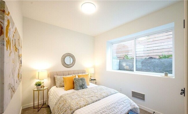 Building Photo - Air-Conditioned Seattle Townhome with Rooftop Deck & Mt. Rainier Views