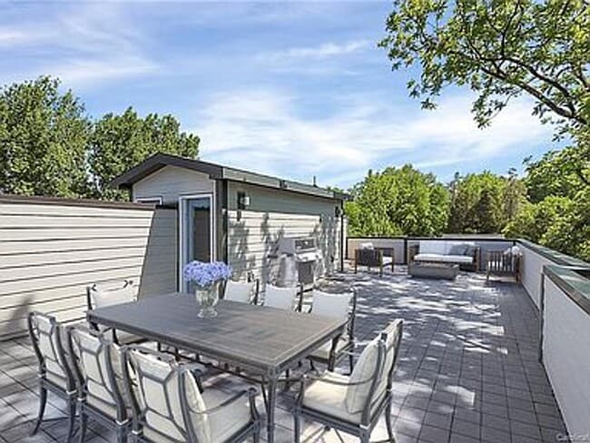 Building Photo - Located in the Smallwood Neighborhood only minutes to uptown Charlotte and all the major corridor...