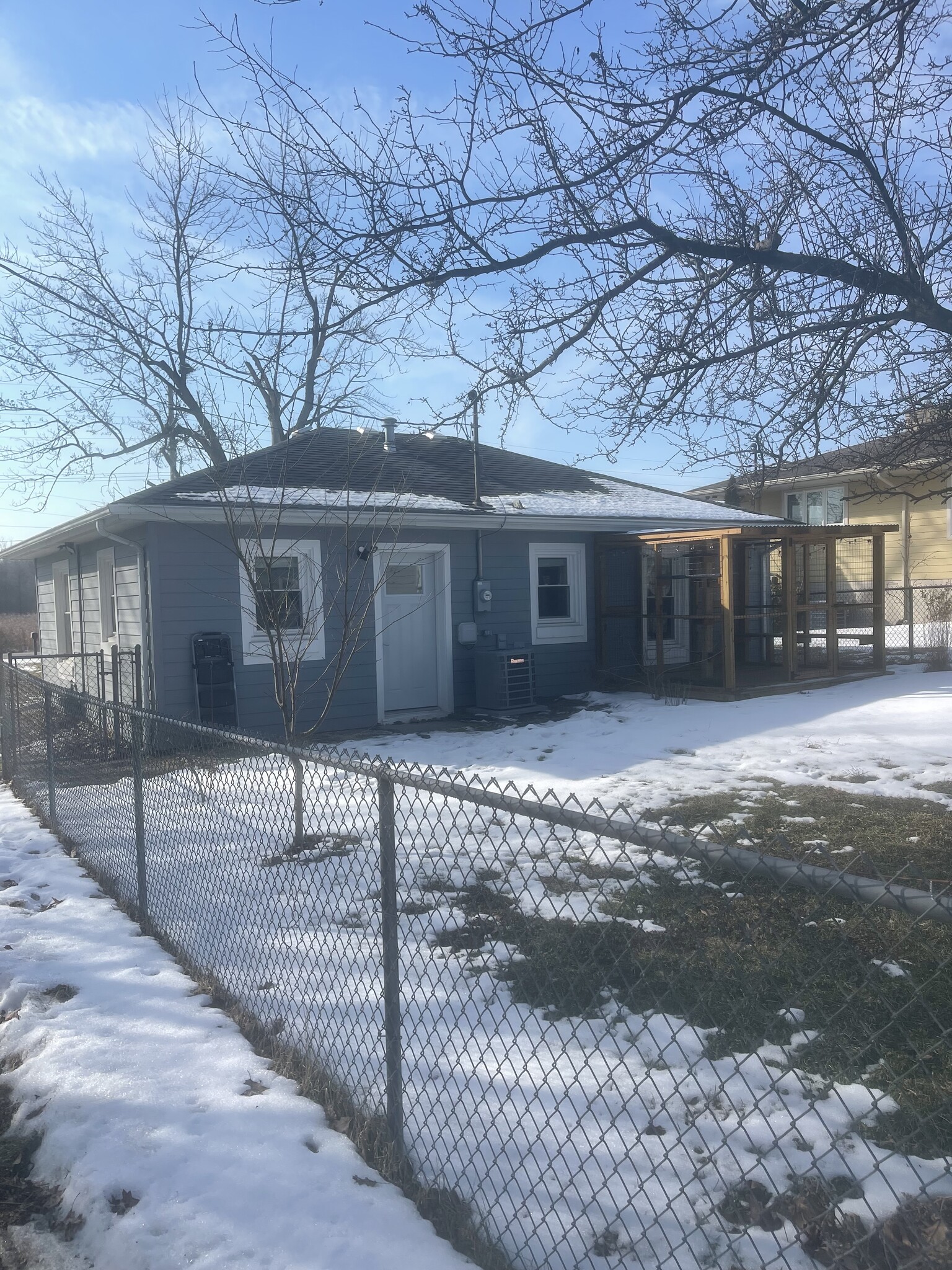 Building Photo - 512 E 77th Ave