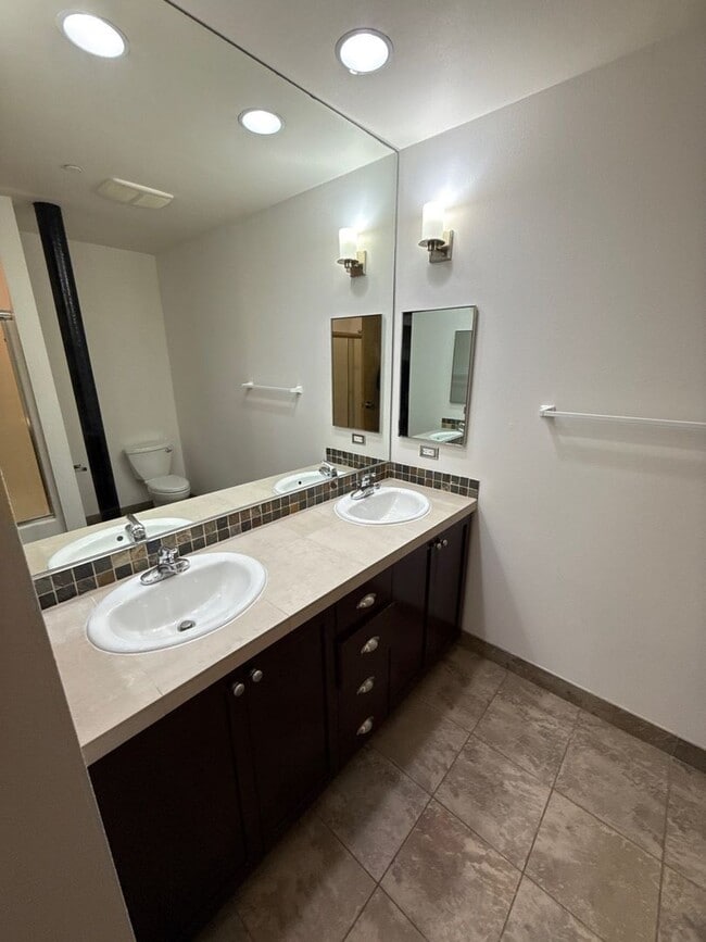 Building Photo - 160 Liberty St NE