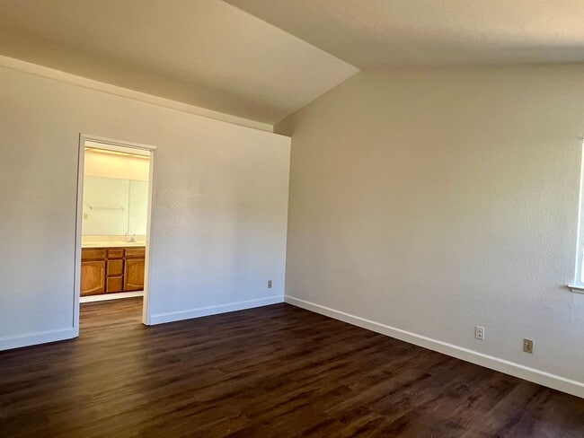 Building Photo - Charming 3 Bedroom 2 Bath Home in Elk Grov...