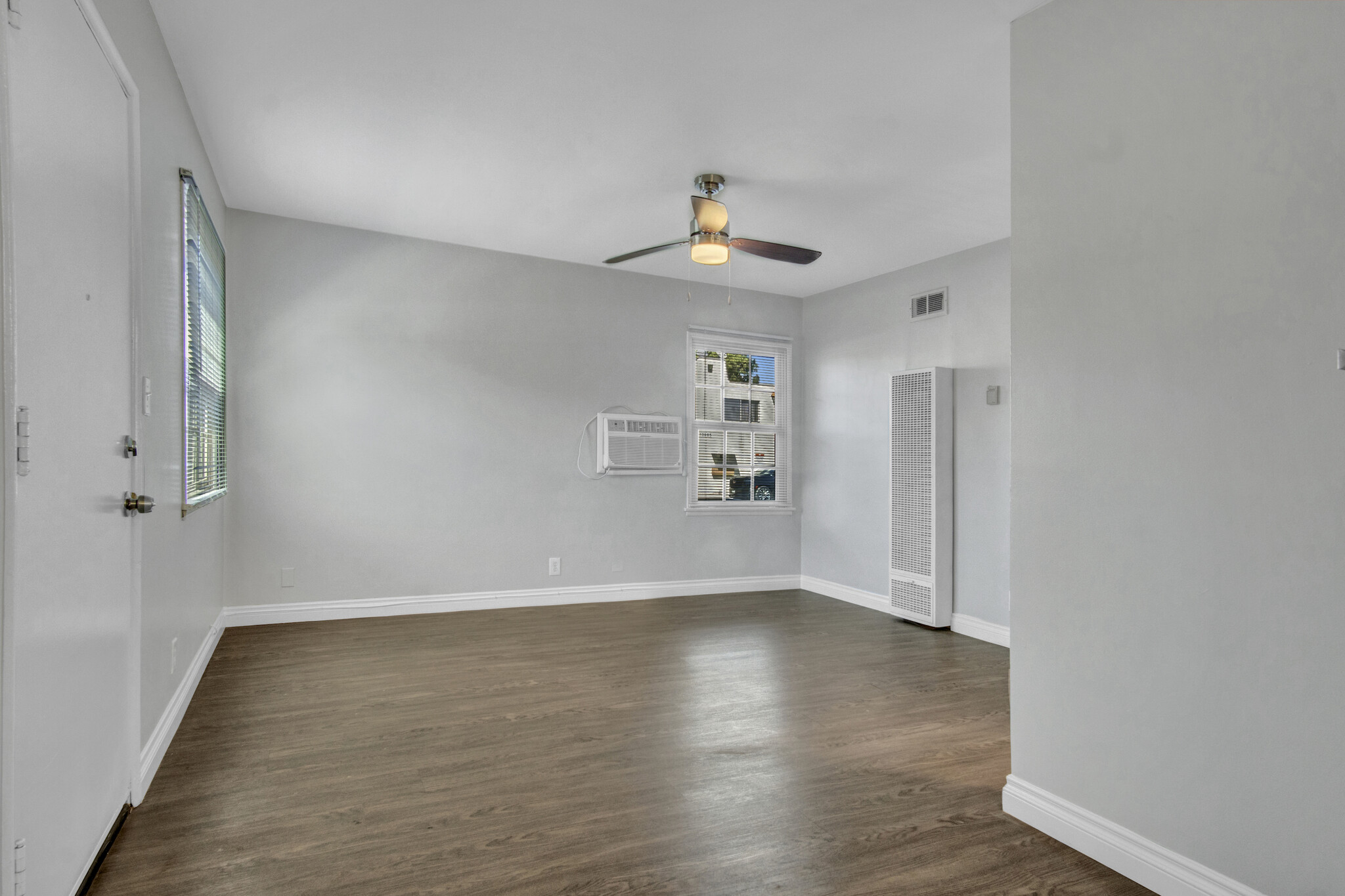 Building Photo - 13804 Moorpark St