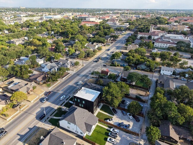 Building Photo - 2554 S University Dr