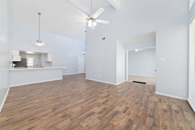 Building Photo - 17 April Point Dr N