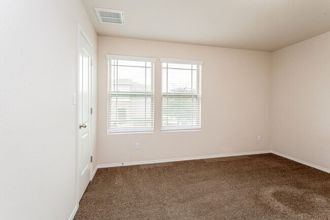 Building Photo - 3 Bedrooms, 2.5 Bathrooms – Stylish and Co...