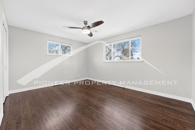 Building Photo - Gorgeous Home with Washer/Dryer and Fenced Yard