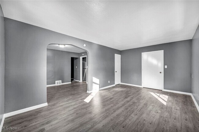 Building Photo - 420 E 222nd St