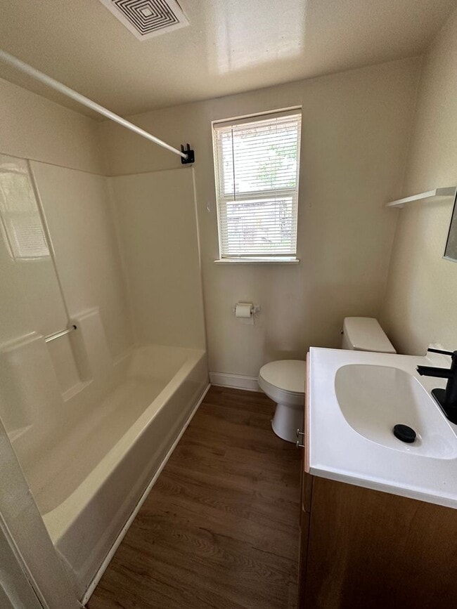 Building Photo - Spacious 3 Bedroom, 1 Bathroom House on quiet street