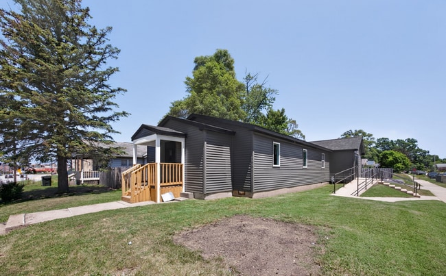 Building Photo - 706 N Eddy St