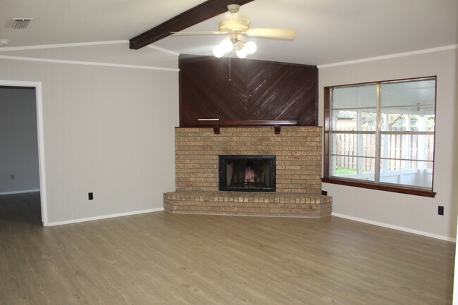 Building Photo - 1414 N Live Oak St