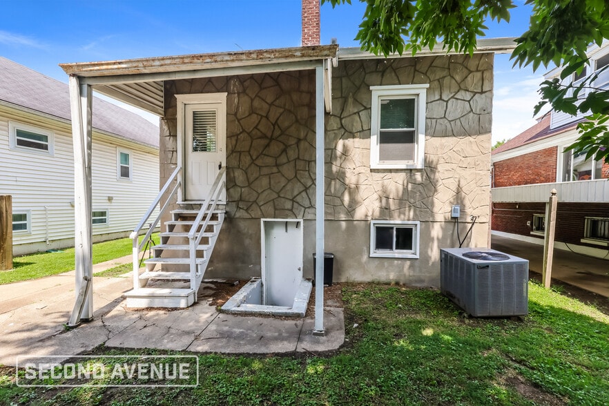 Building Photo - 1220 Manitau Ave