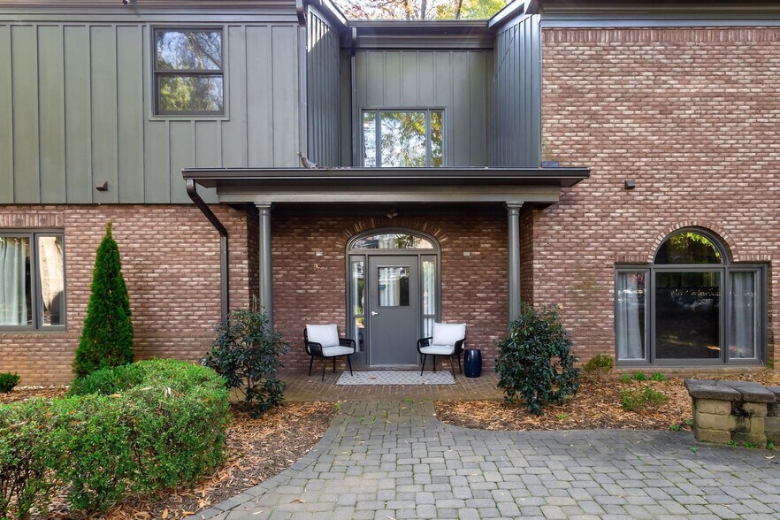 Building Photo - 1921 Charlotte Dr