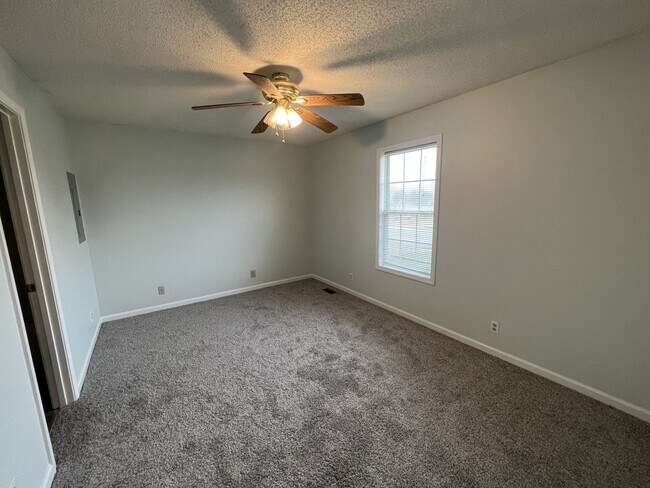 Building Photo - 185 Monarch Ln